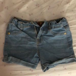 Girls Size 3T jean shorts!💙